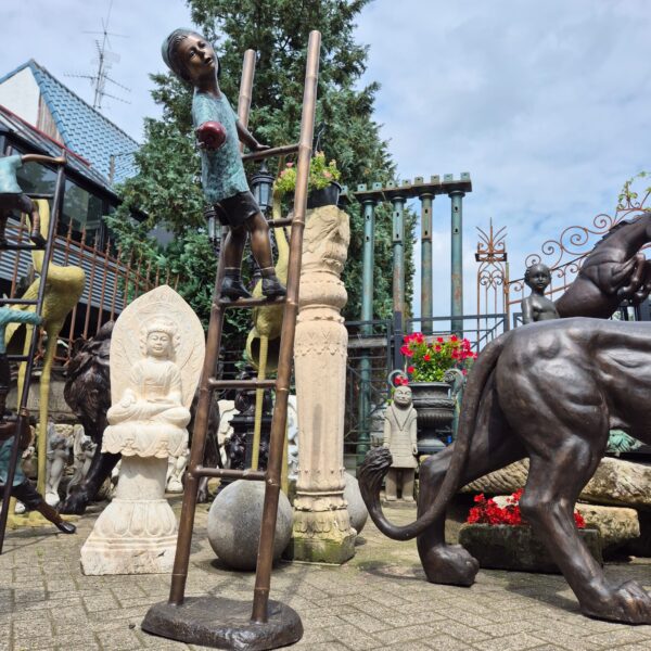 Skulptur Dekoration Junge auf Leiter Bronze 2,06 m