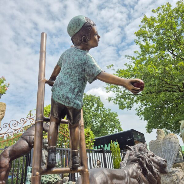 Skulptur Dekoration Junge auf Leiter Bronze 2,06 m - immagine 4