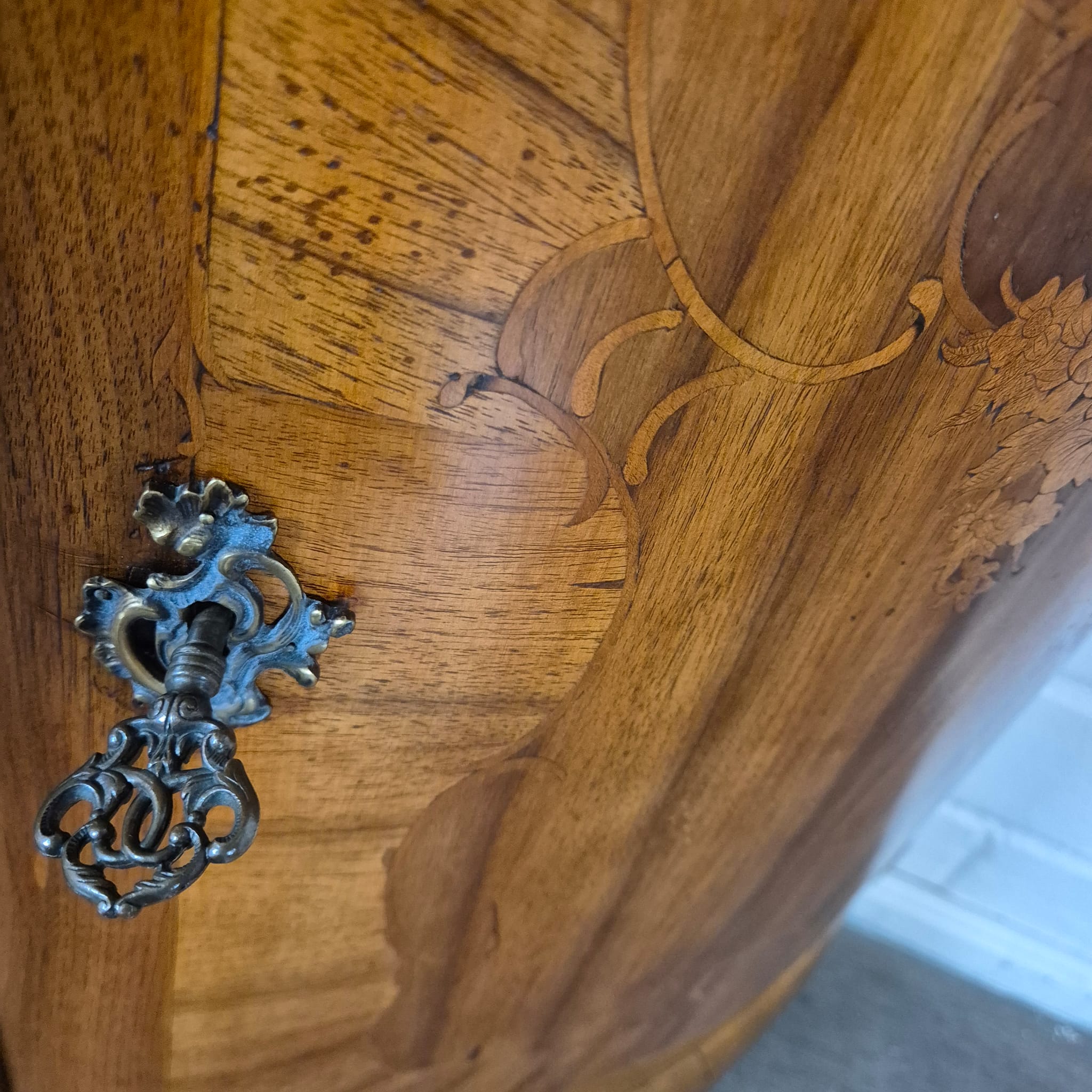 Set di mobili angolari (angoliera e commode) Barocco 1770 Noce - immagine 33