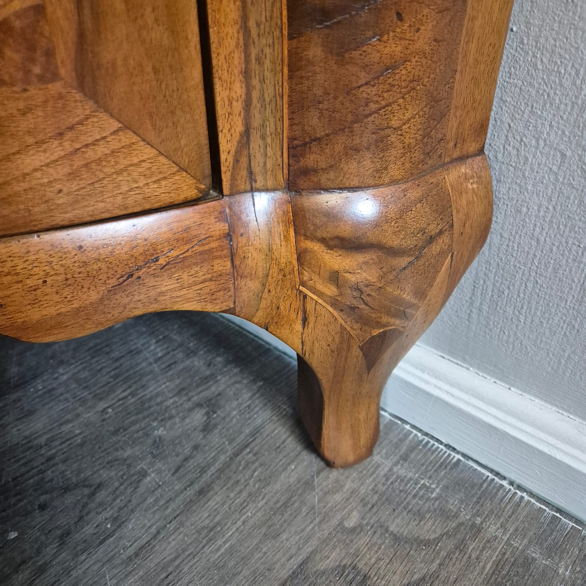 Set di mobili angolari (angoliera e commode) Barocco 1770 Noce - immagine 22