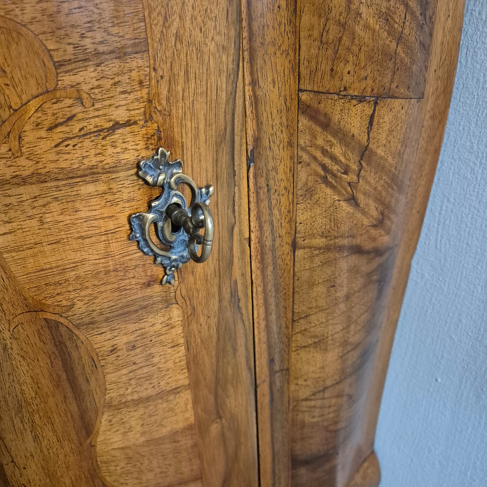 Set di mobili angolari (angoliera e commode) Barocco 1770 Noce - immagine 20