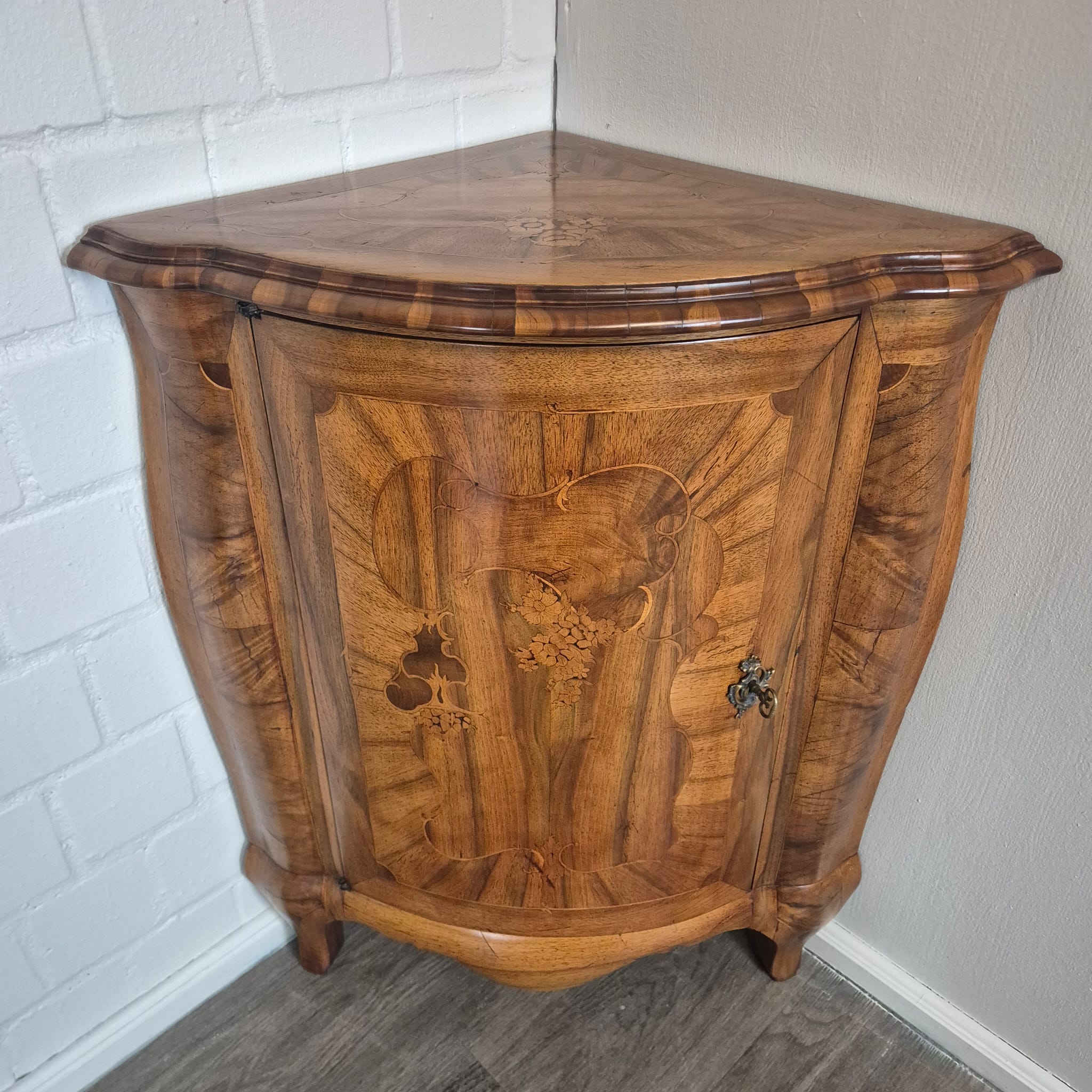 Set di mobili angolari (angoliera e commode) Barocco 1770 Noce - immagine 12