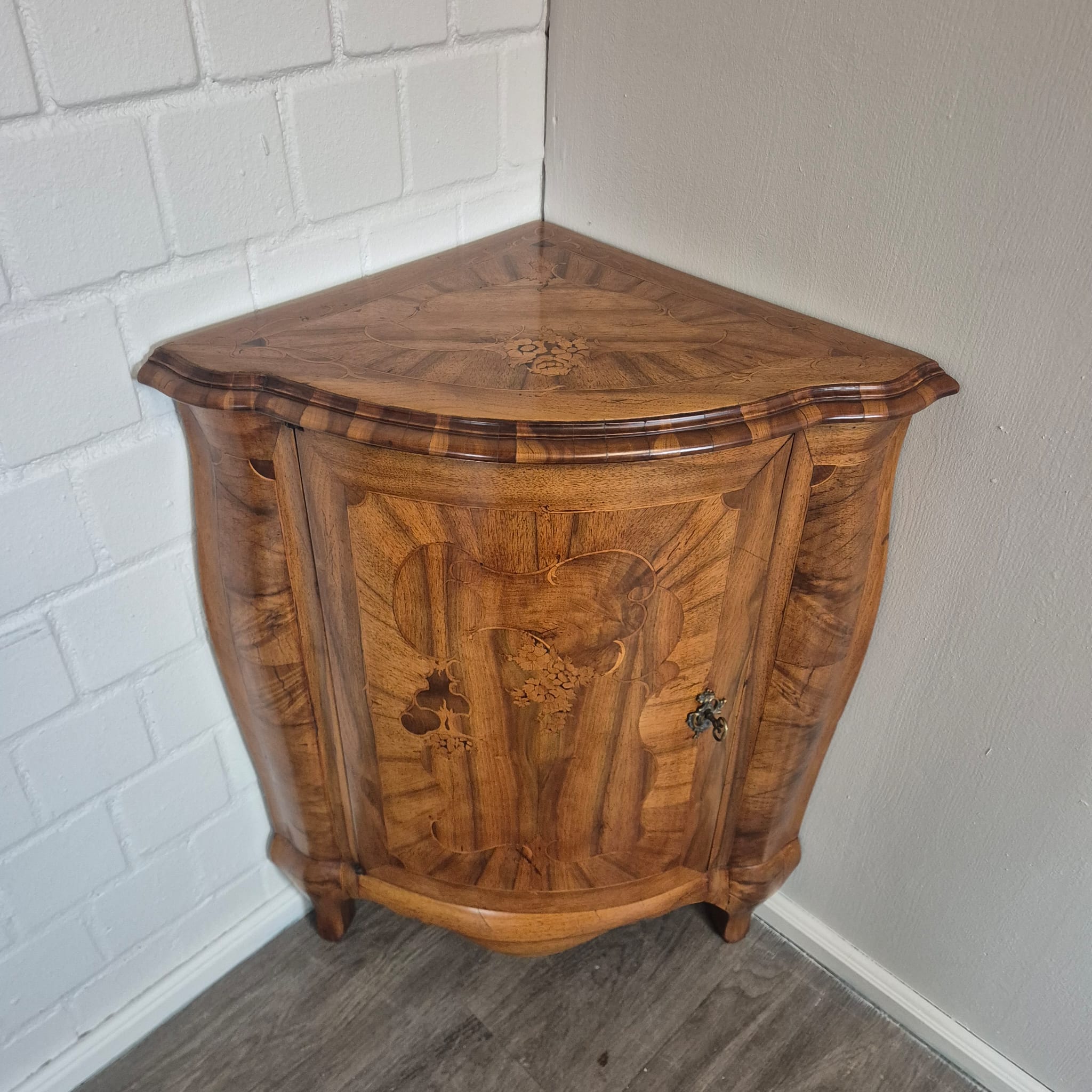 Set di mobili angolari (angoliera e commode) Barocco 1770 Noce - immagine 11