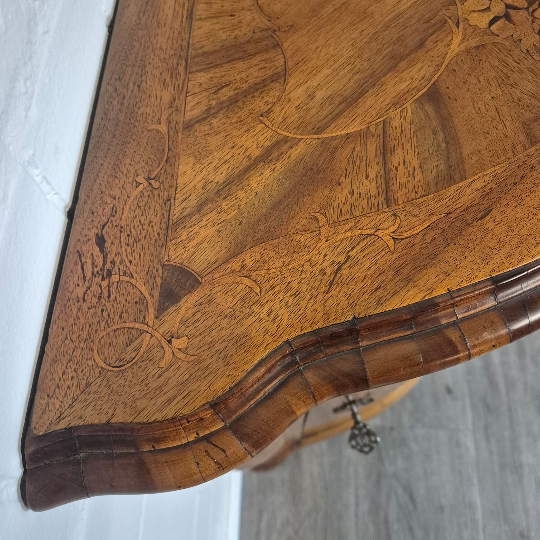 Set di mobili angolari (angoliera e commode) Barocco 1770 Noce - immagine 16