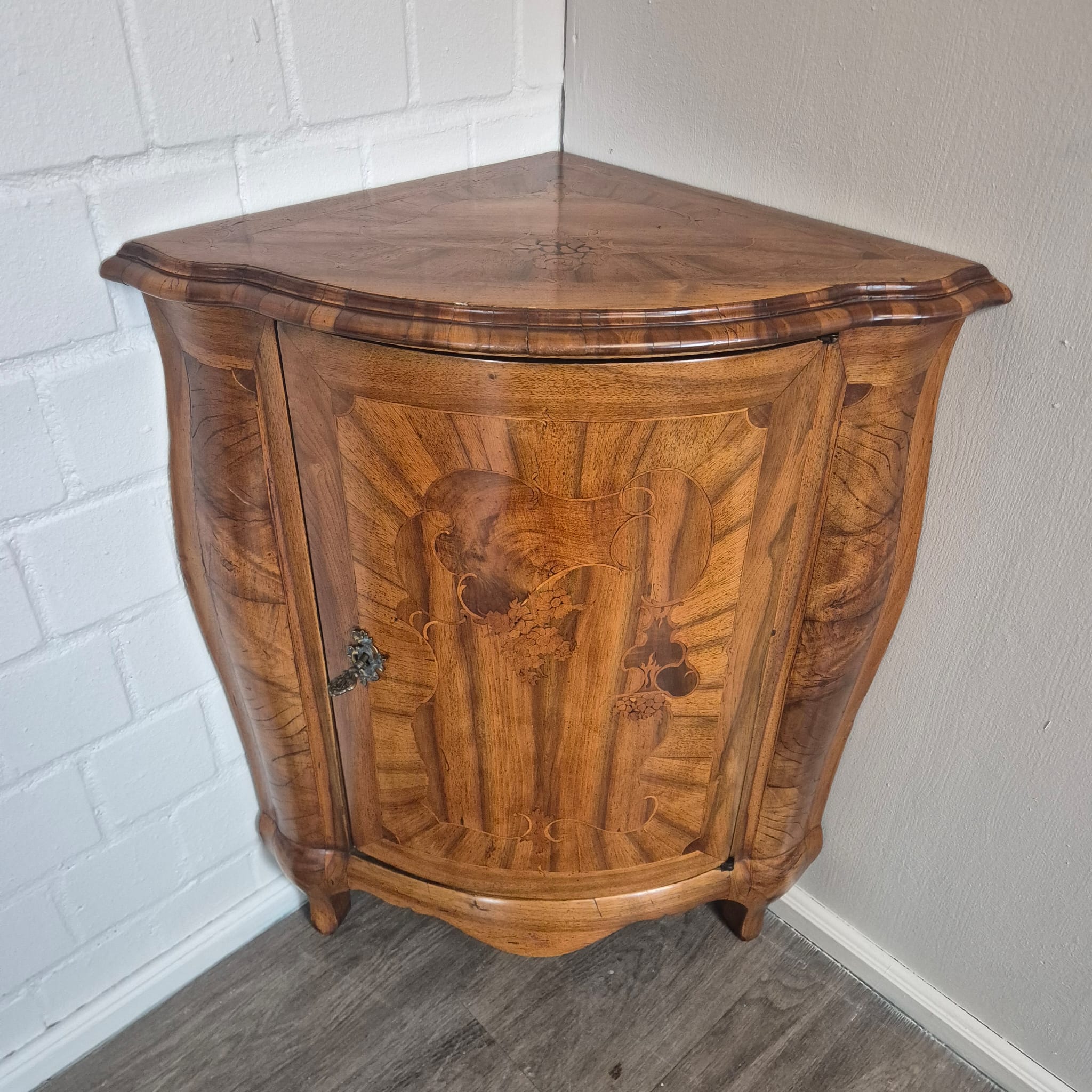 Set di mobili angolari (angoliera e commode) Barocco 1770 Noce - immagine 26