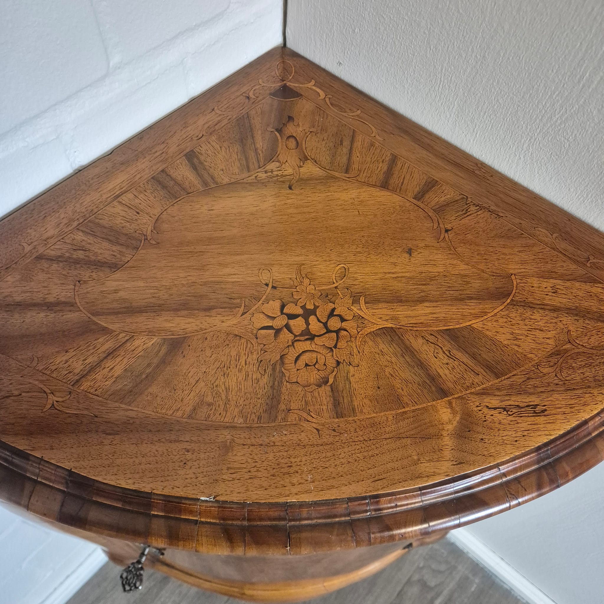 Set di mobili angolari (angoliera e commode) Barocco 1770 Noce - immagine 30