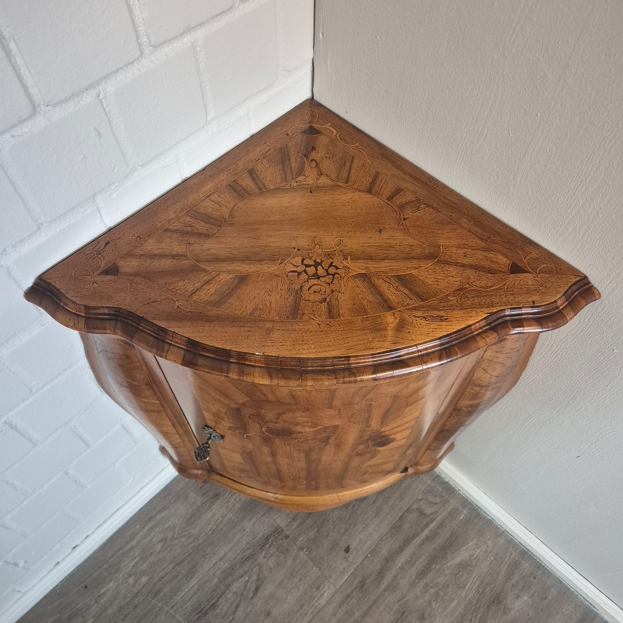 Set di mobili angolari (angoliera e commode) Barocco 1770 Noce - immagine 29