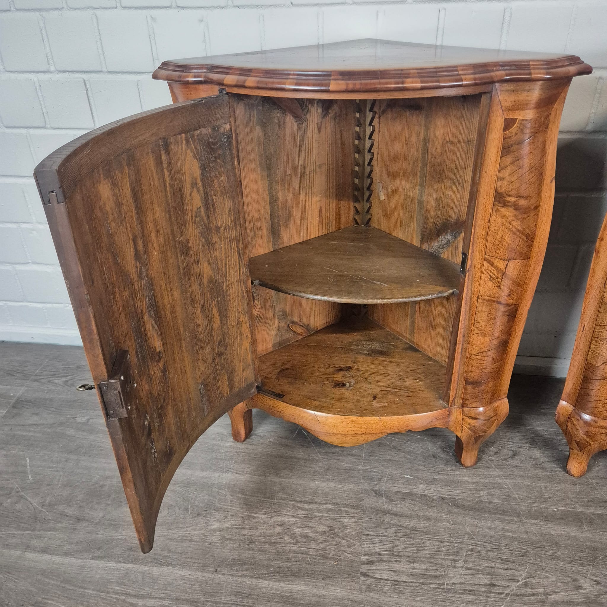 Set di mobili angolari (angoliera e commode) Barocco 1770 Noce - immagine 9