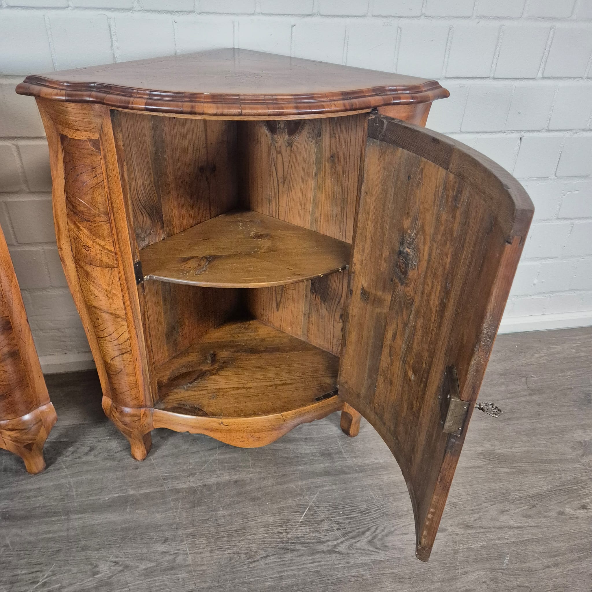 Set di mobili angolari (angoliera e commode) Barocco 1770 Noce - immagine 10