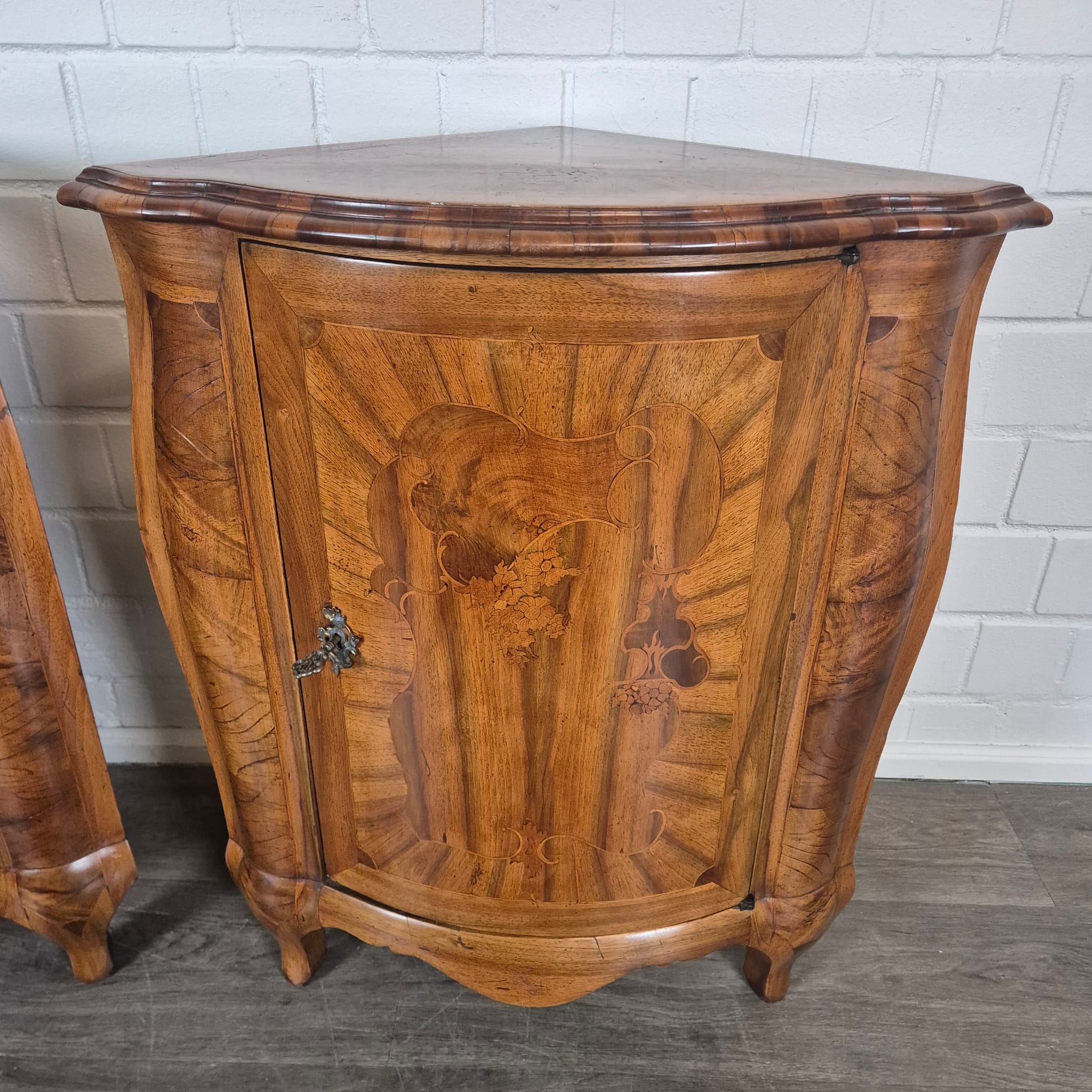 Set di mobili angolari (angoliera e commode) Barocco 1770 Noce - immagine 27