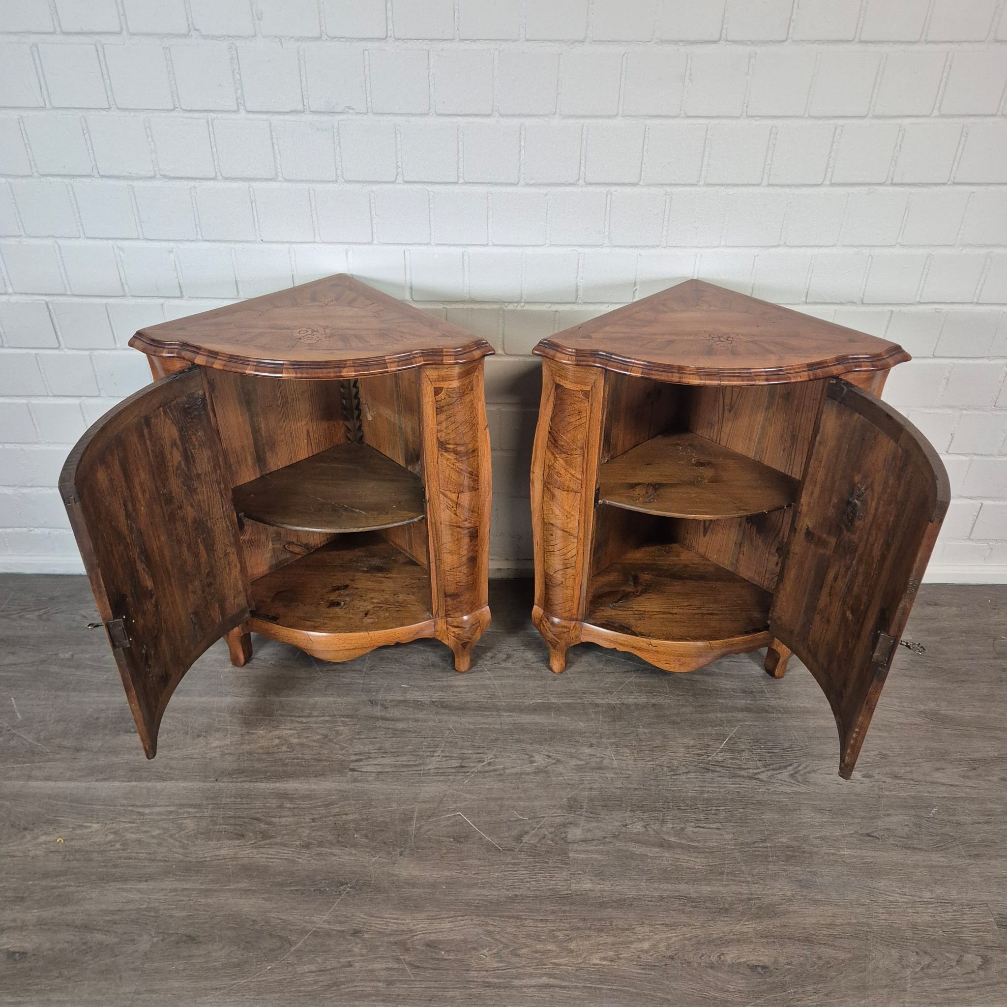 Set di mobili angolari (angoliera e commode) Barocco 1770 Noce - immagine 8