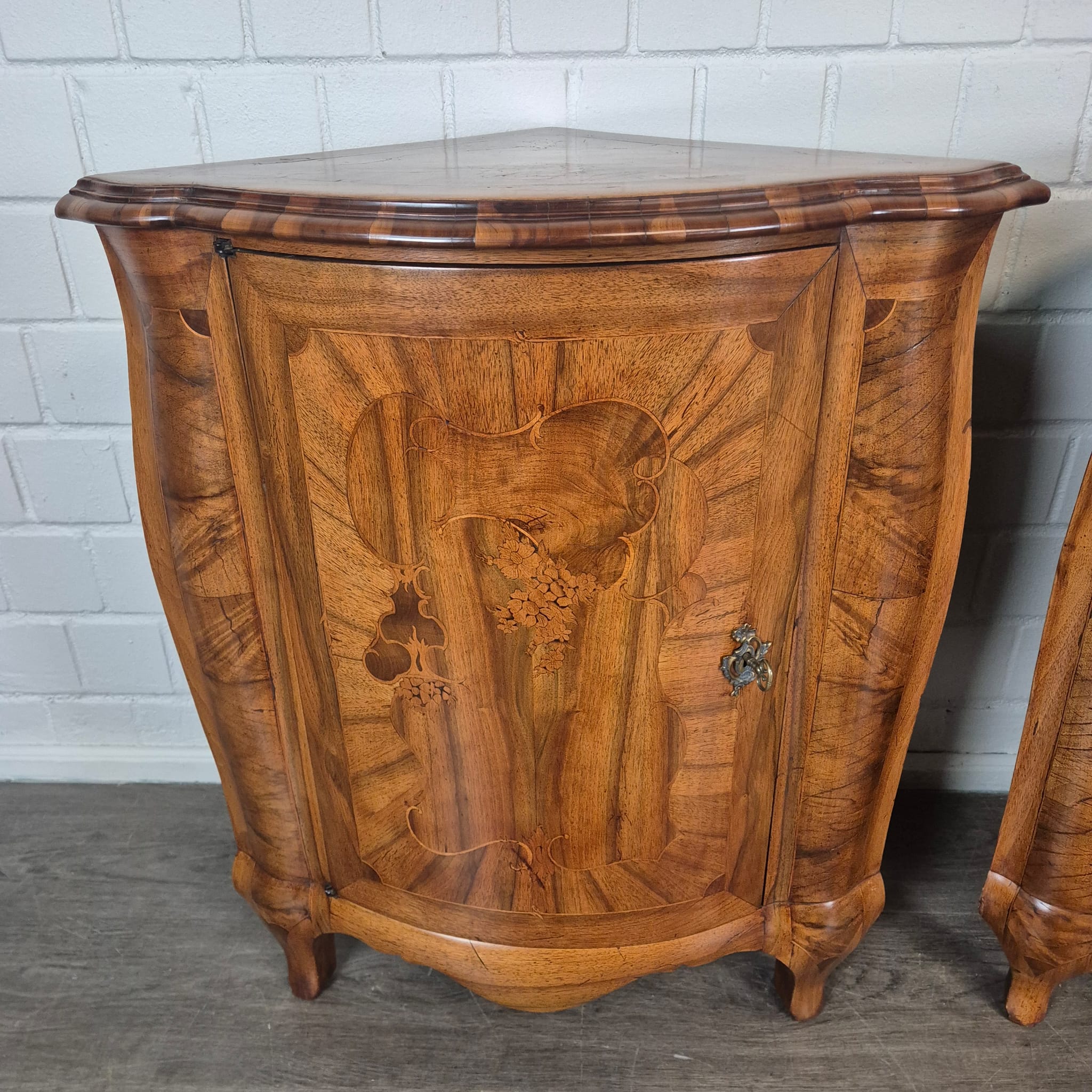 Set di mobili angolari (angoliera e commode) Barocco 1770 Noce - immagine 13