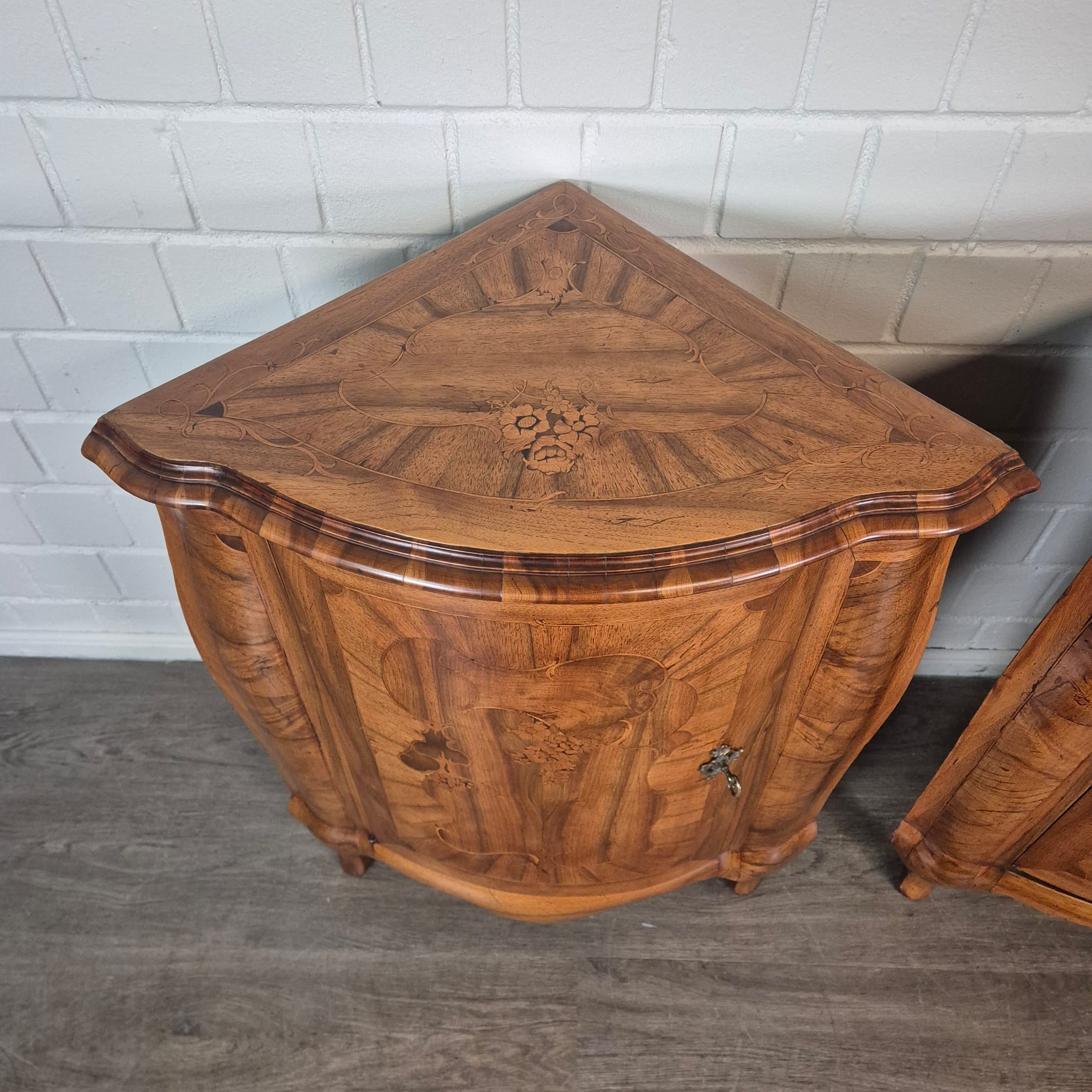 Set di mobili angolari (angoliera e commode) Barocco 1770 Noce - immagine 14