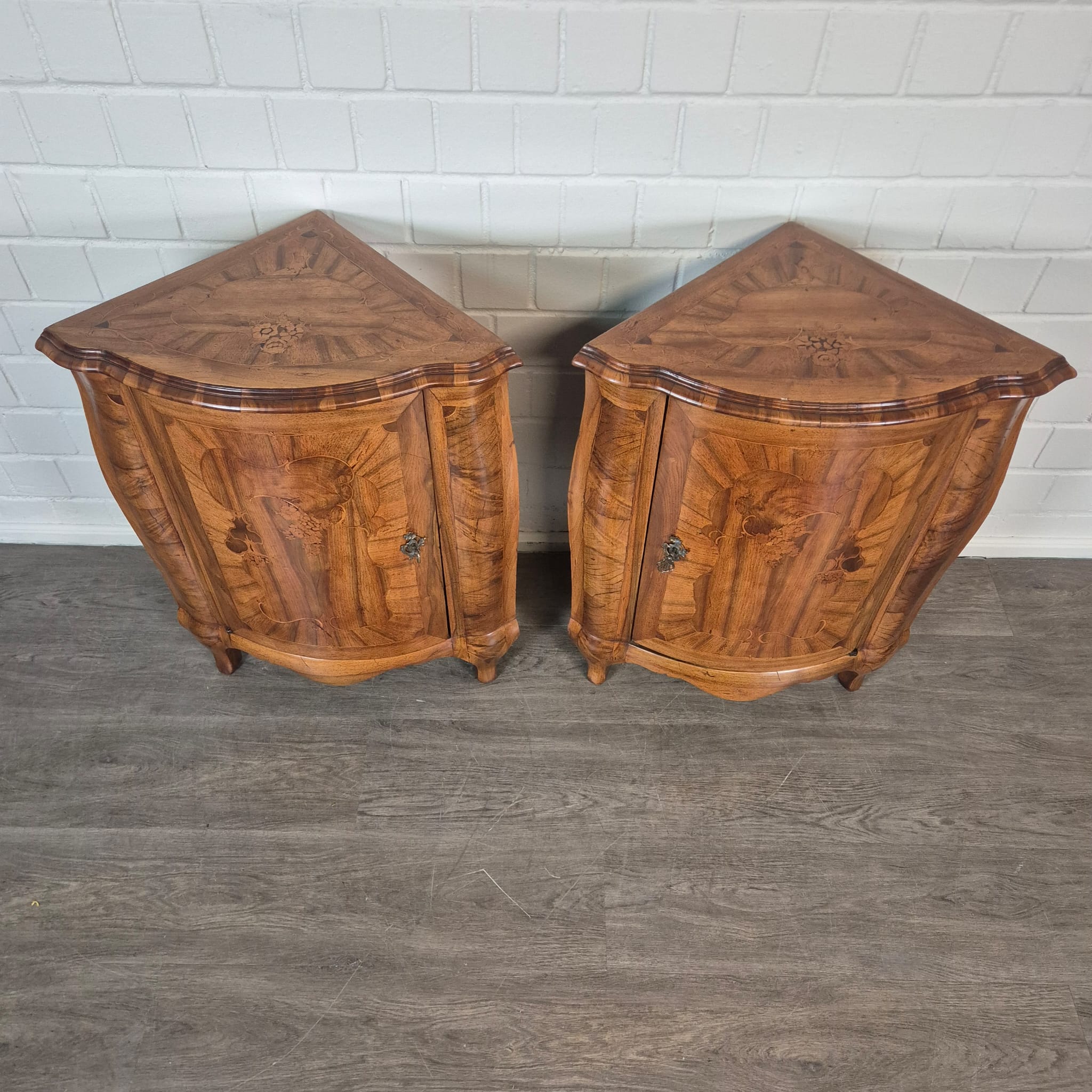 Set di mobili angolari (angoliera e commode) Barocco 1770 Noce - immagine 6