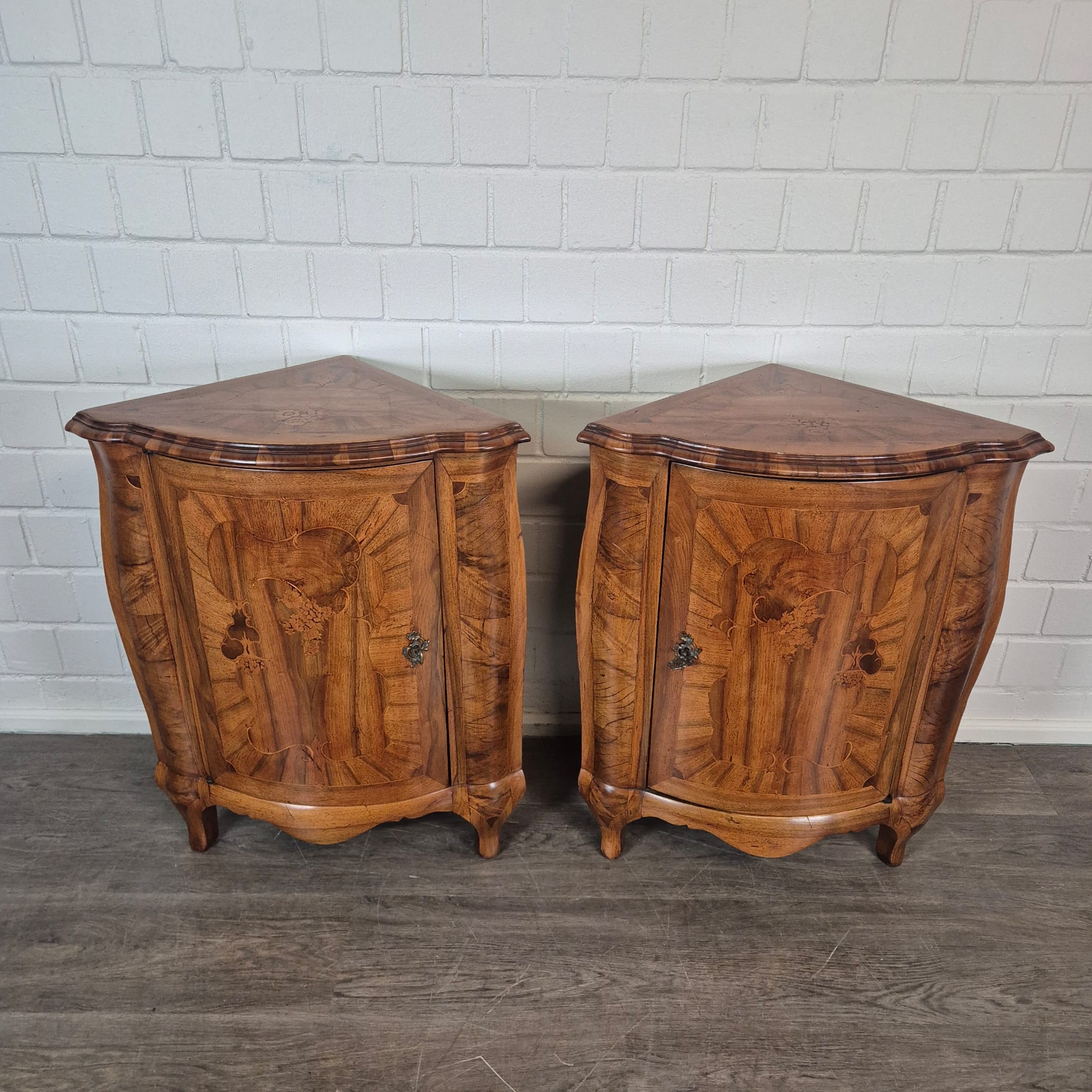 Set di mobili angolari (angoliera e commode) Barocco 1770 Noce - immagine 5