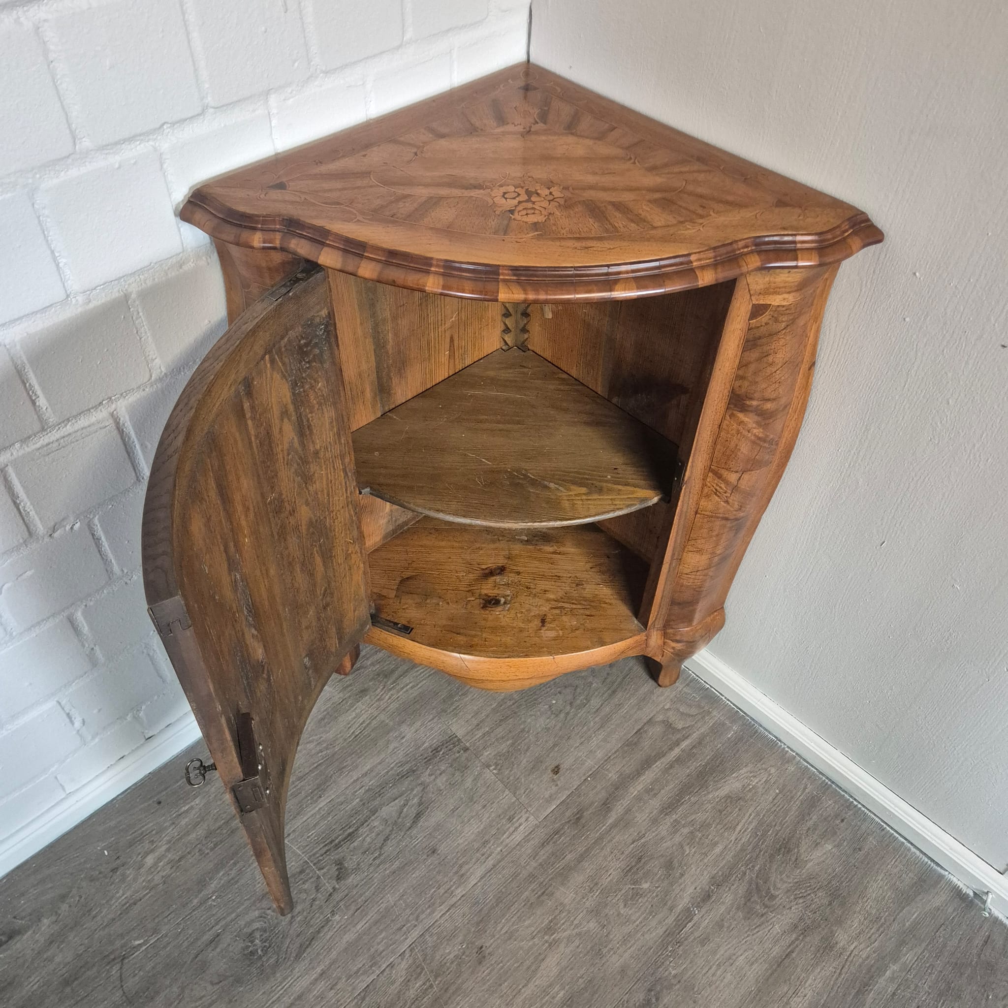 Set di mobili angolari (angoliera e commode) Barocco 1770 Noce - immagine 23