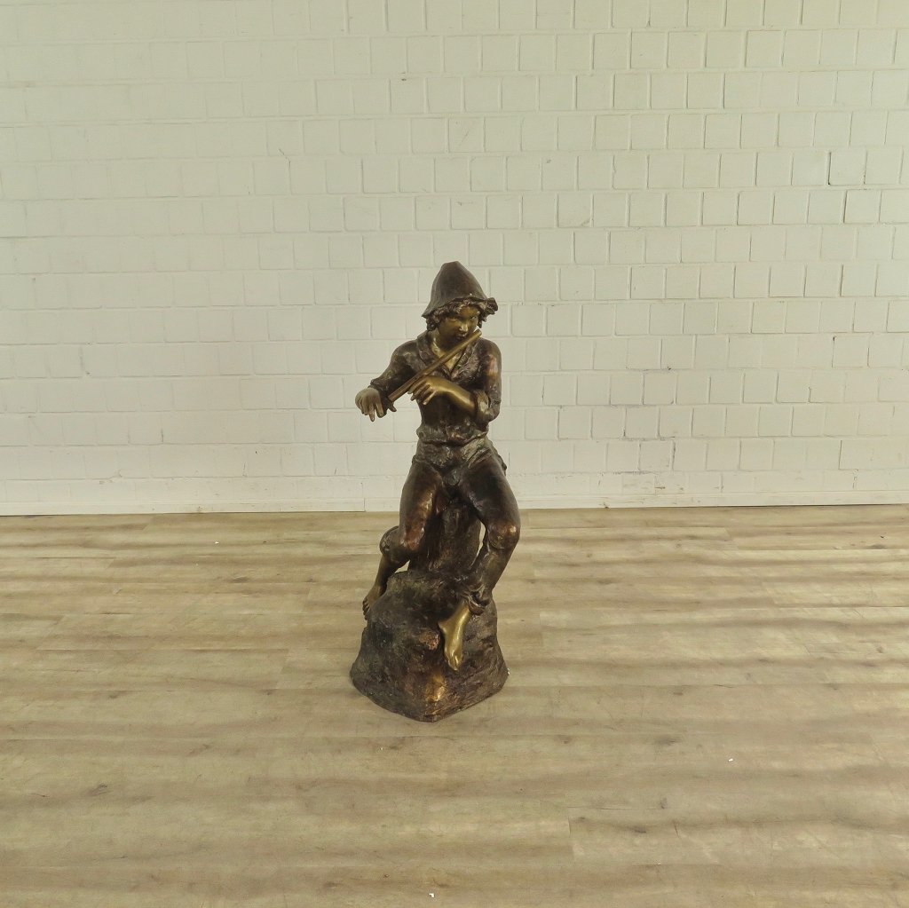 Skulptur Junge mit Blockflöte Bronze 1,12 m