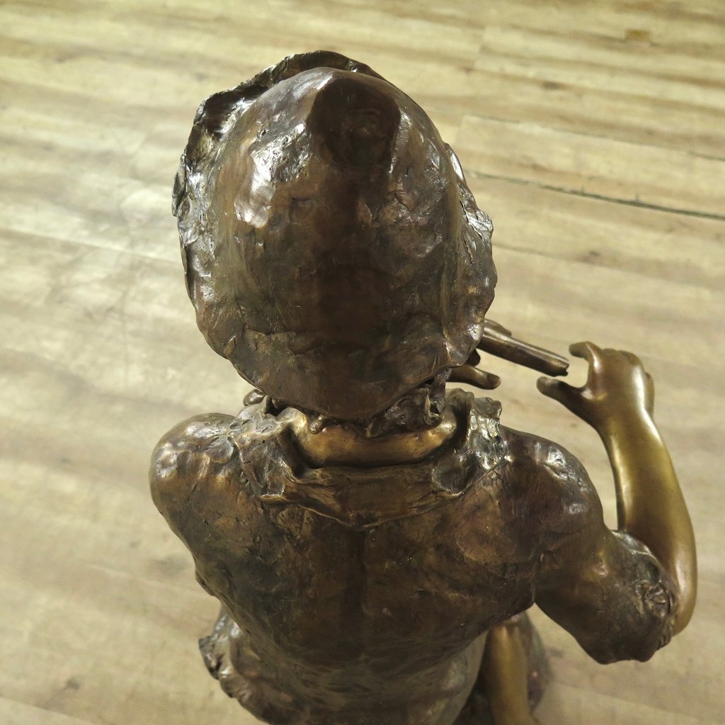 Skulptur Junge mit Blockflöte Bronze 1,12 m
