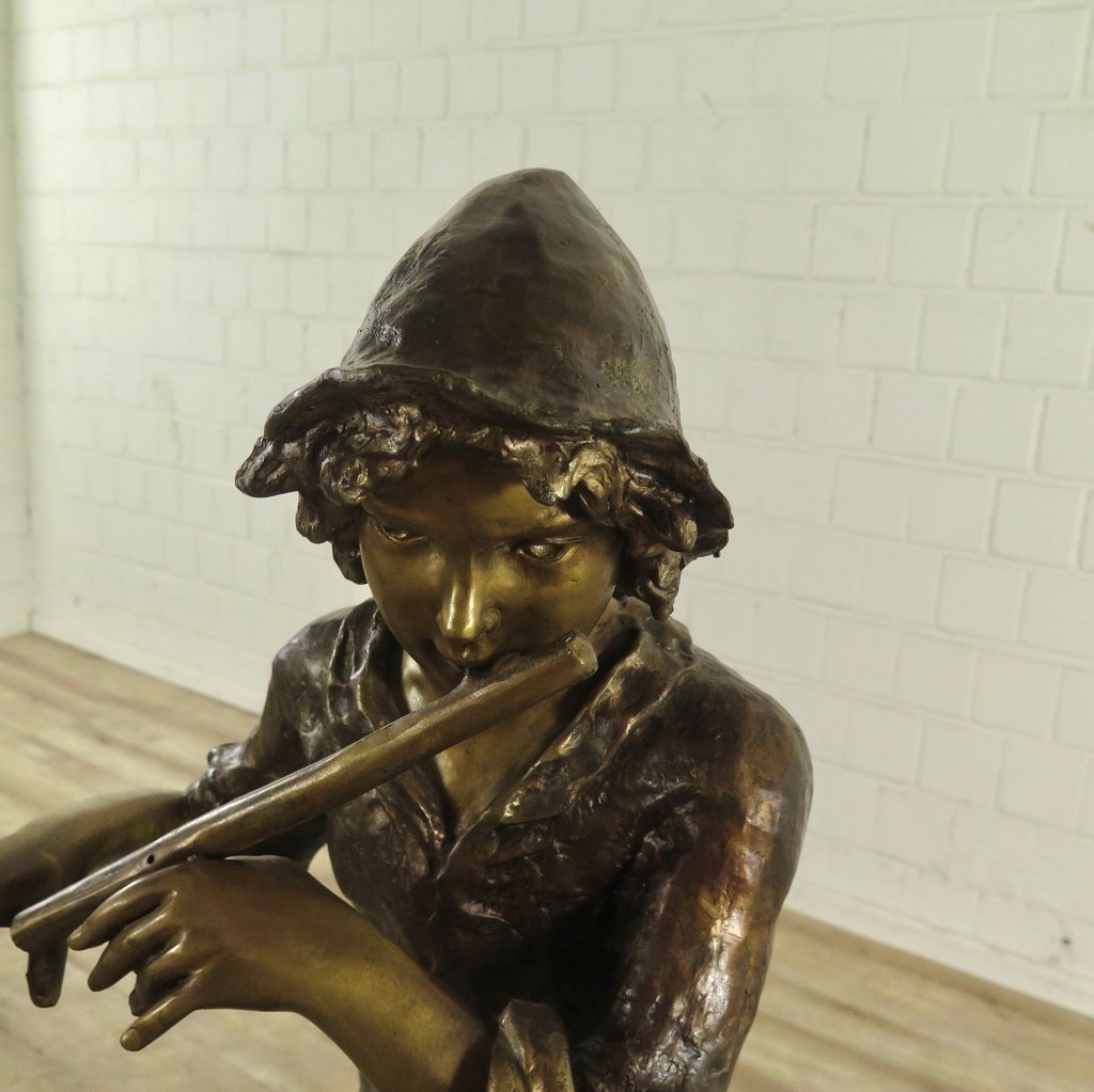 Skulptur Junge mit Blockflöte Bronze 1,12 m