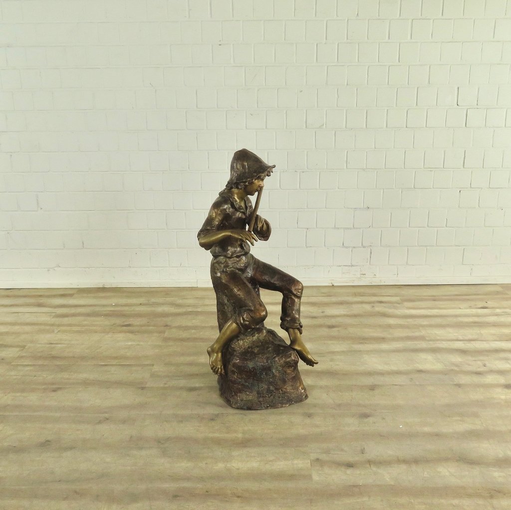 Skulptur Junge mit Blockflöte Bronze 1,12 m 
