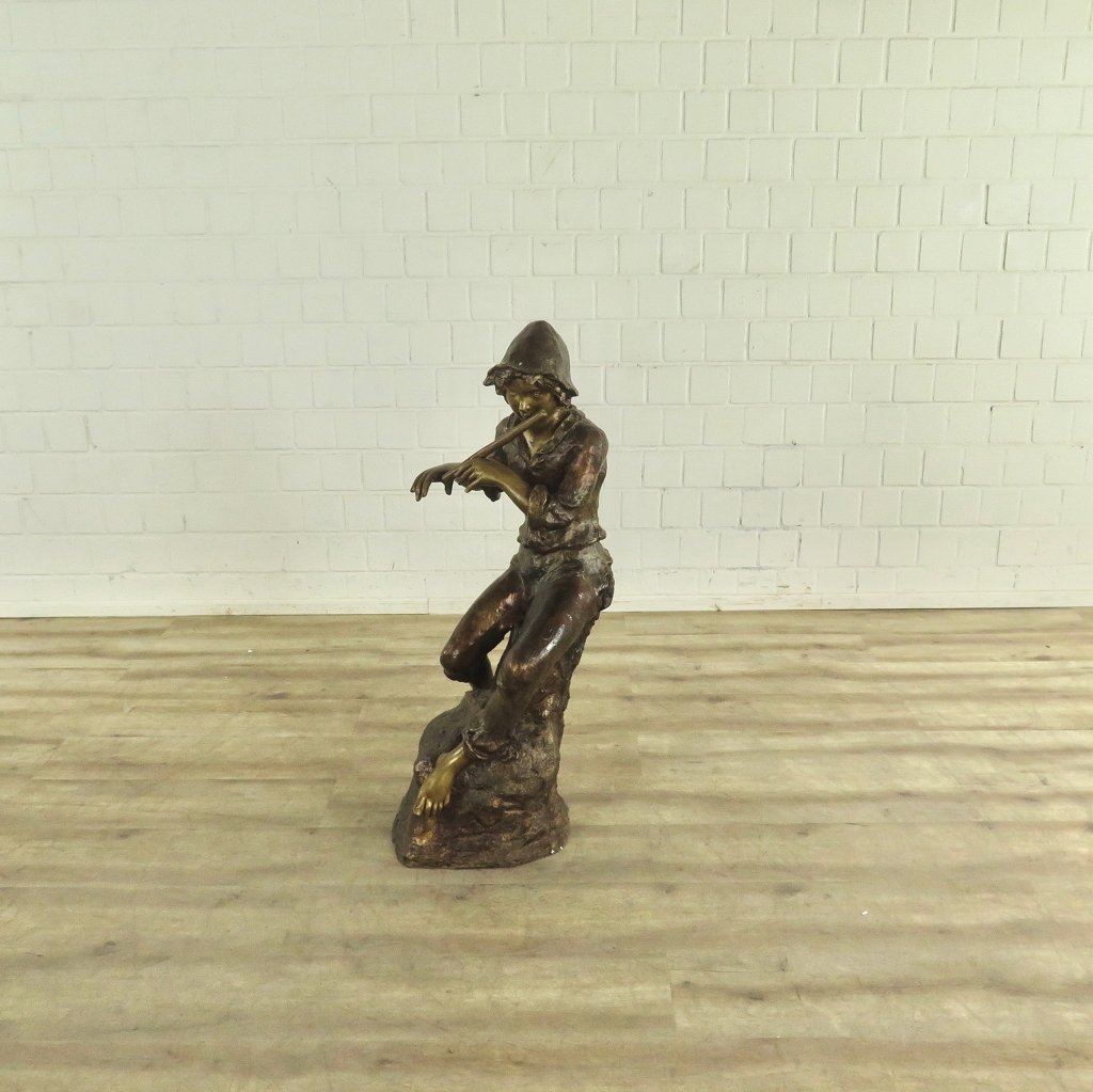 Skulptur Junge mit Blockflöte Bronze 1,12 m