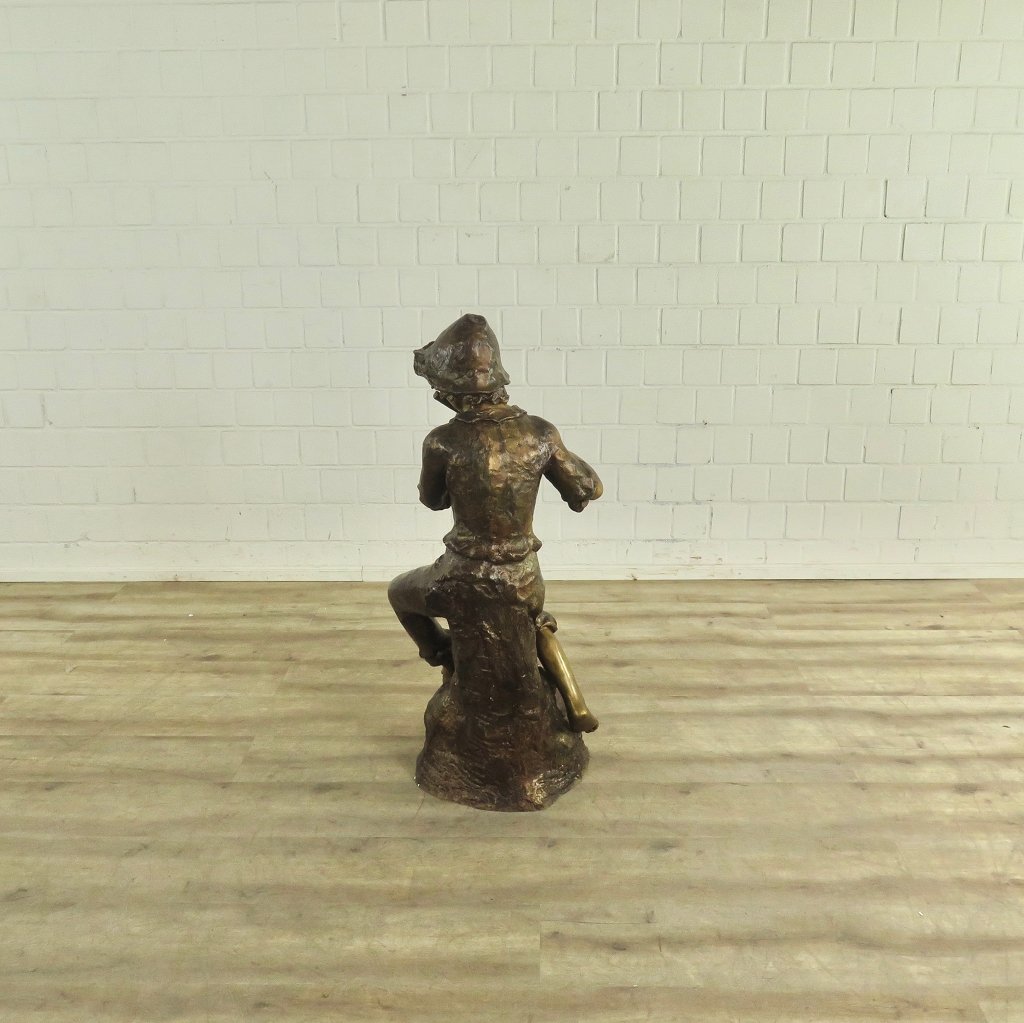 Skulptur Junge mit Blockflöte Bronze 1,12 m