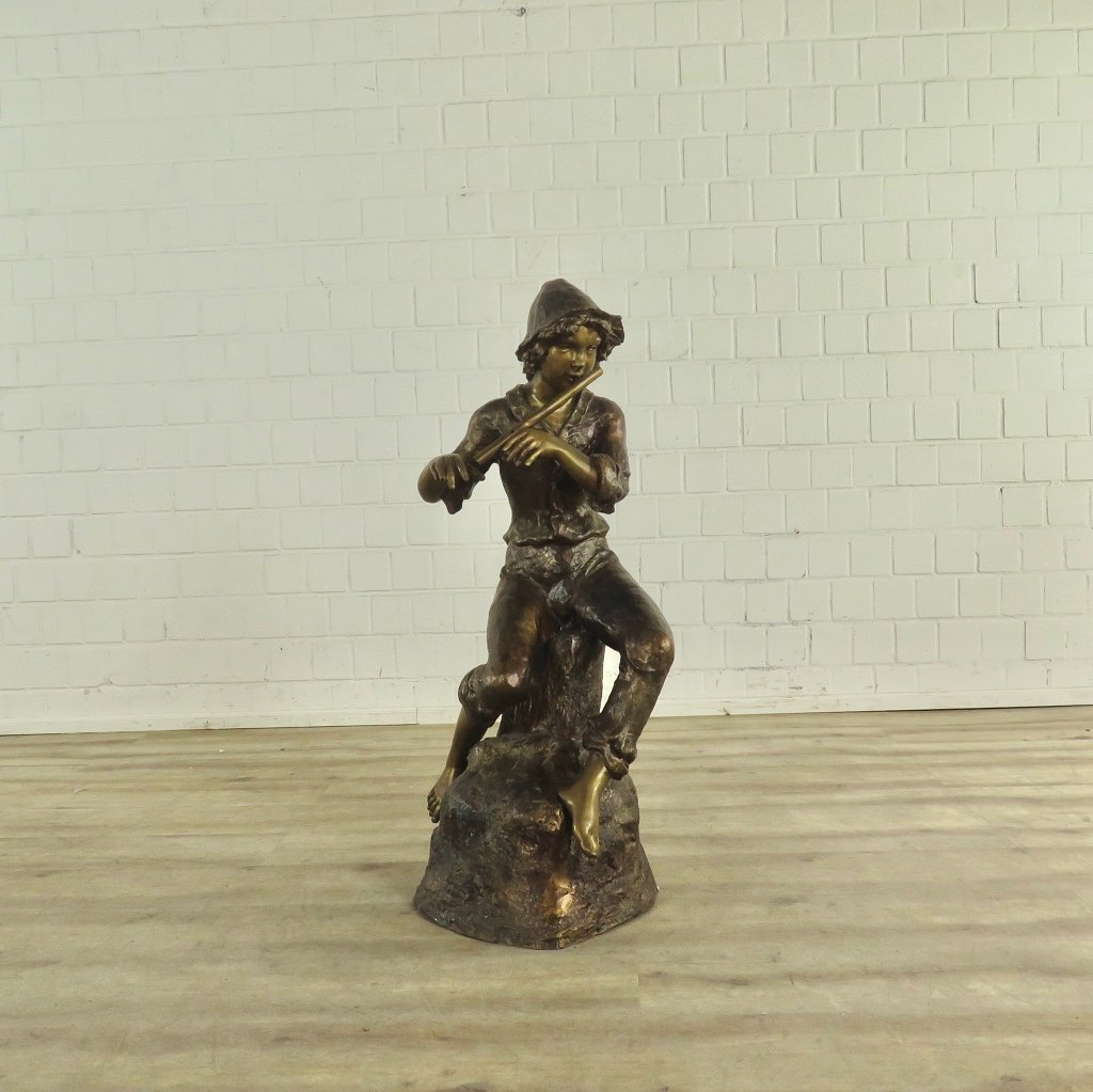 Skulptur Junge mit Blockflöte Bronze 1,12 m