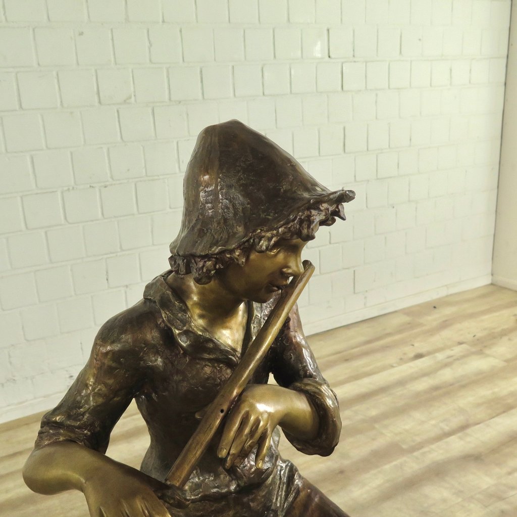 Skulptur Junge mit Blockflöte Bronze 1,12 m