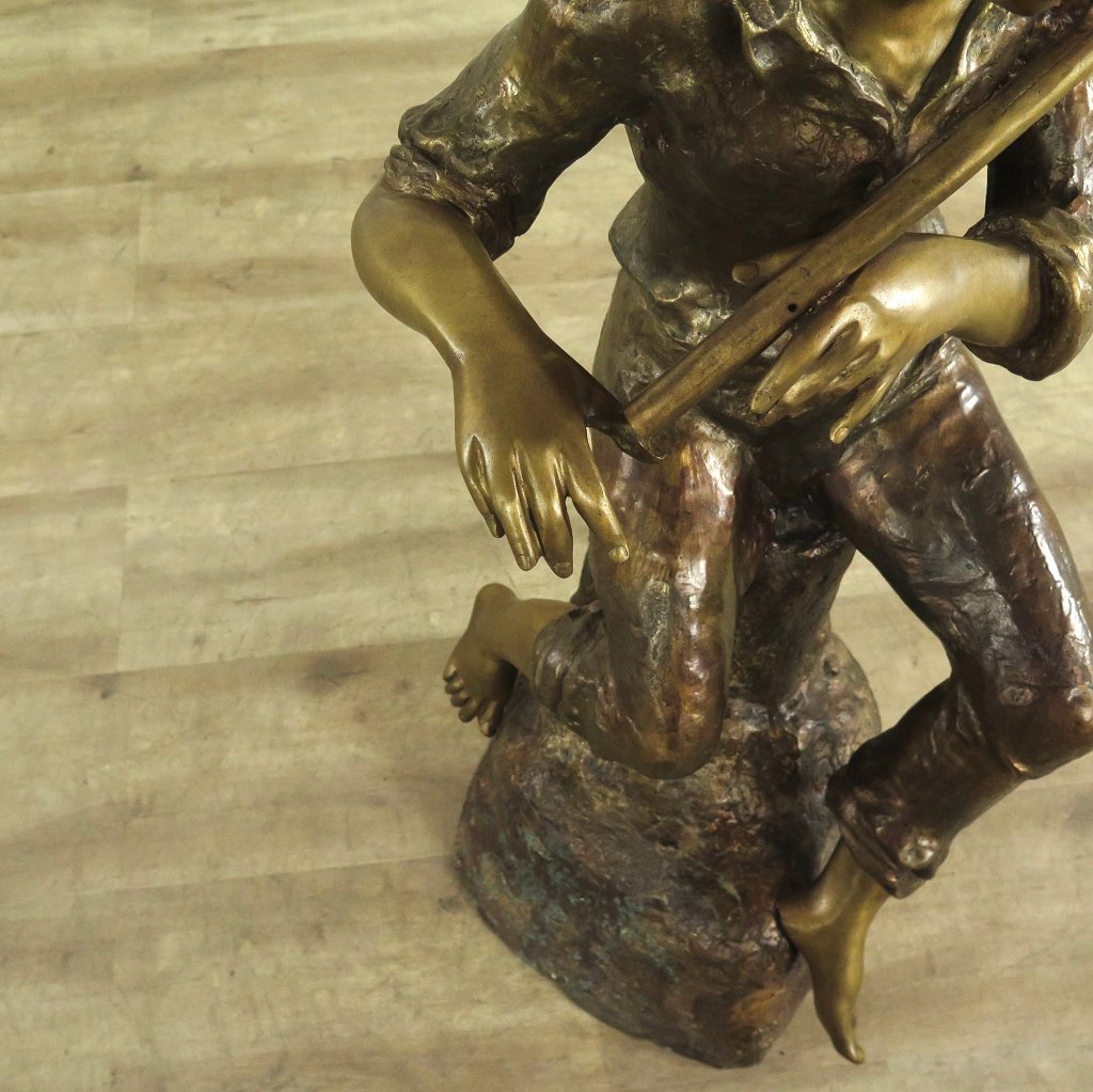 Skulptur Junge mit Blockflöte Bronze 1,12 m
