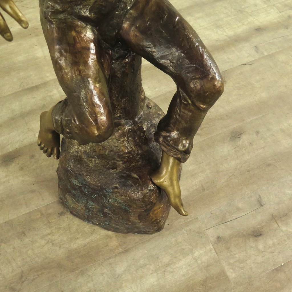 Skulptur Junge mit Blockflöte Bronze 1,12 m