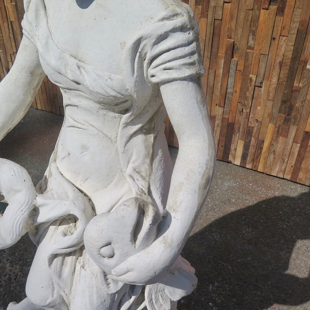 Wasserspeier Beton Frau mit Fisch 1,00 m