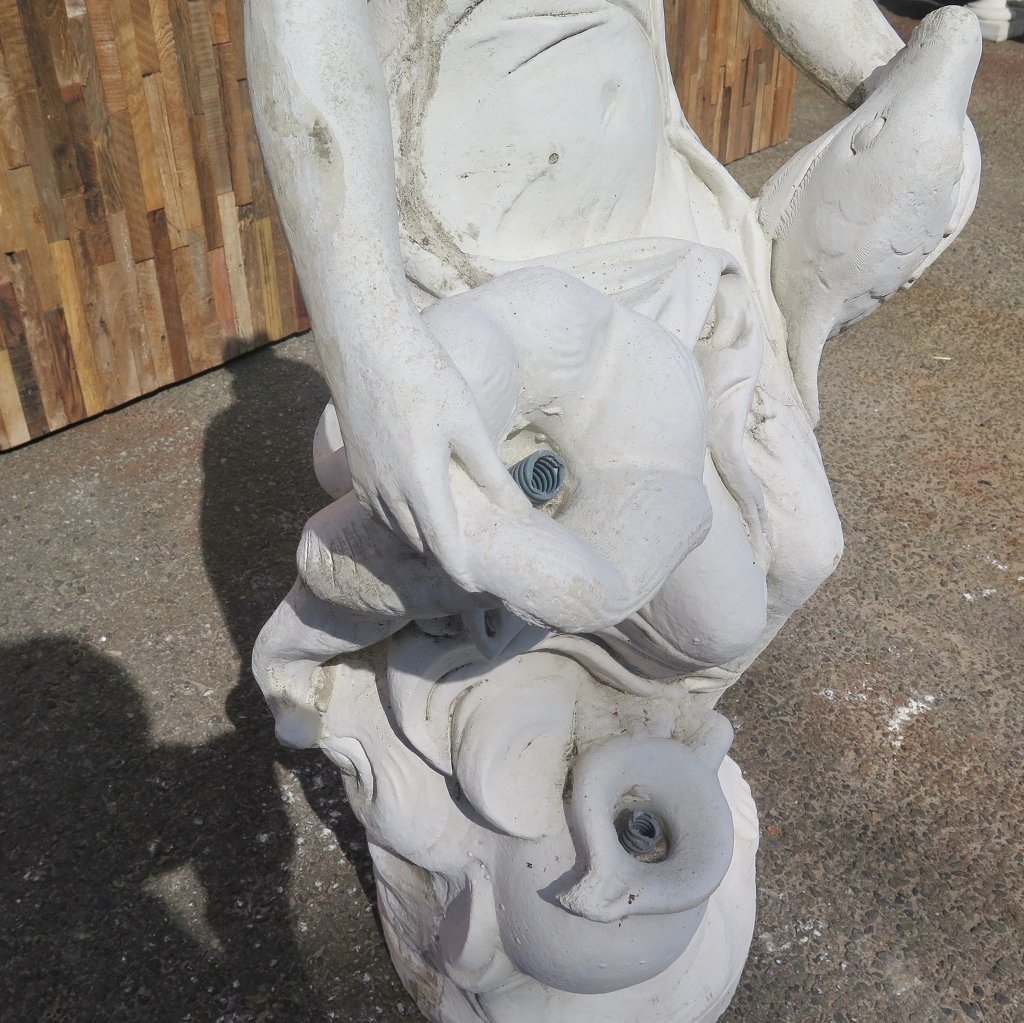 Wasserspeier Beton Frau mit Fisch 1,00 m