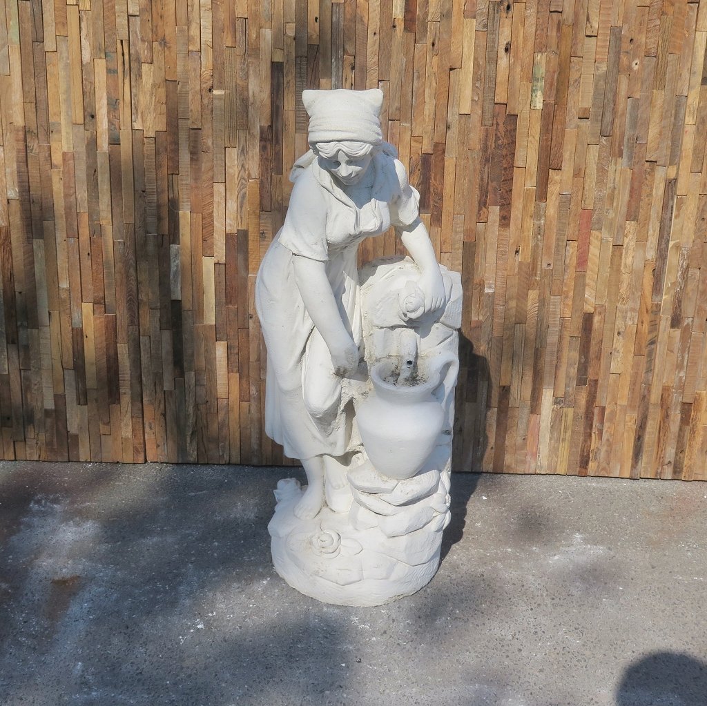 Wasserspeier Beton Frau mit Wasserkrug 1,00 m