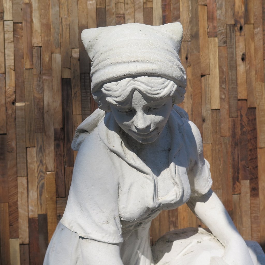 Wasserspeier Beton Frau mit Wasserkrug 1,00 m