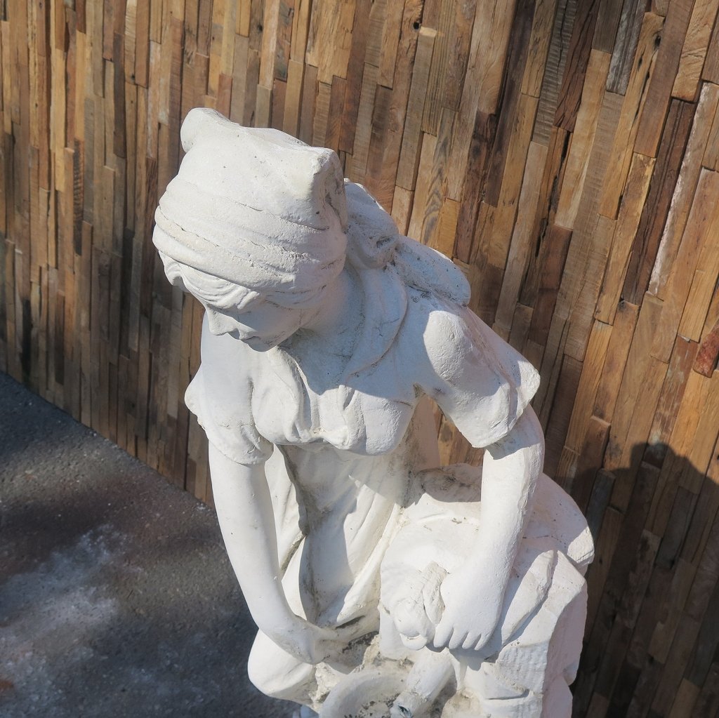 Wasserspeier Beton Frau mit Wasserkrug 1,00 m