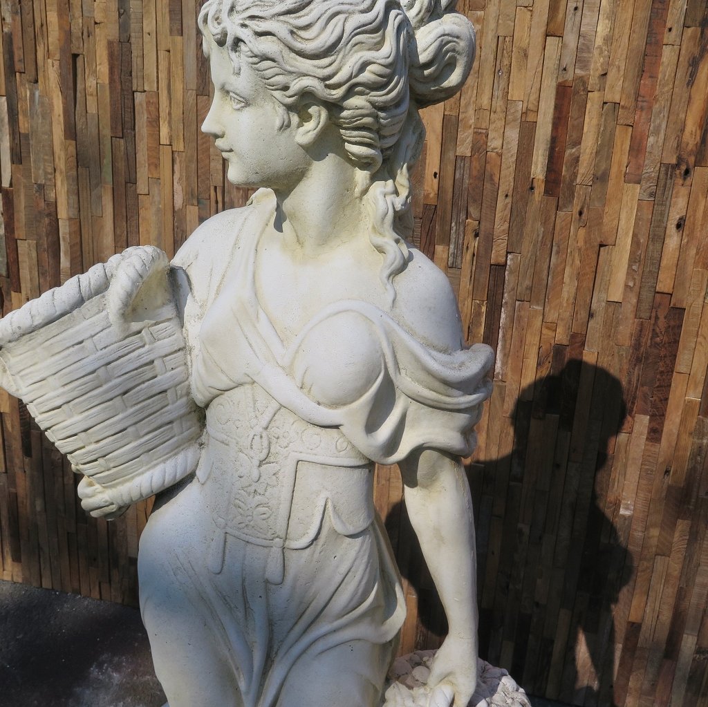 Wasserspeier Beton Frau mit Körben 1,38 m