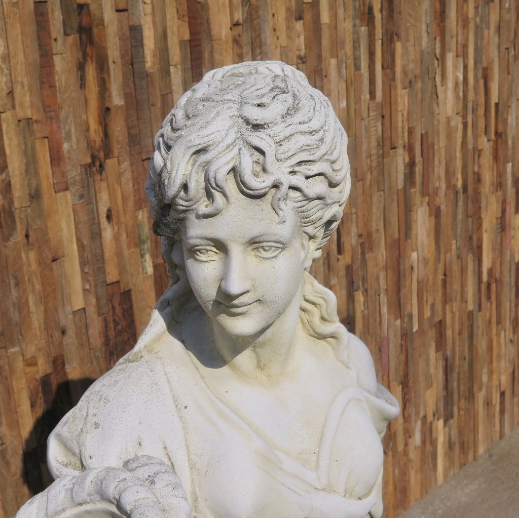Wasserspeier Beton Frau mit Körben 1,38 m