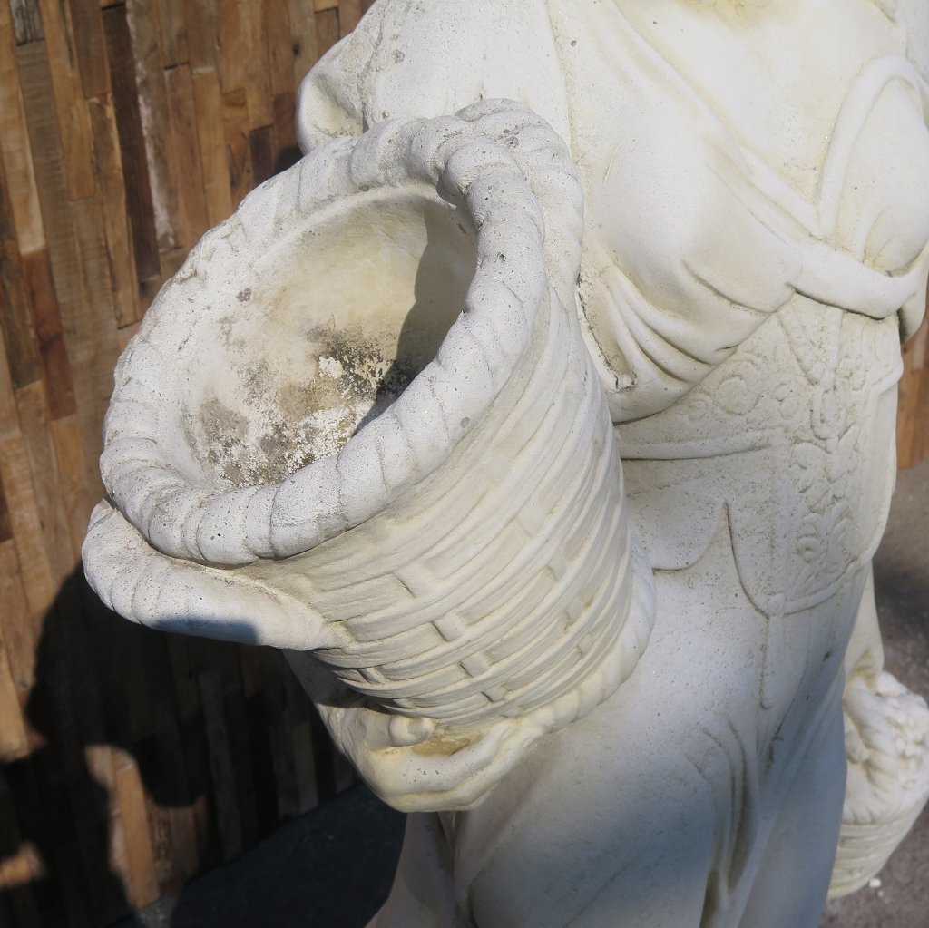 Wasserspeier Beton Frau mit Körben 1,38 m