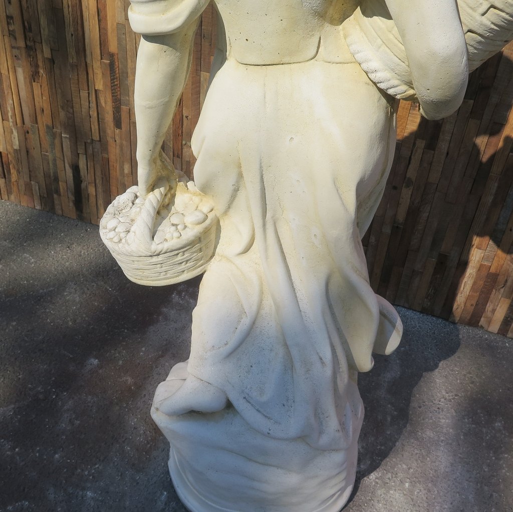 Wasserspeier Beton Frau mit Körben 1,38 m