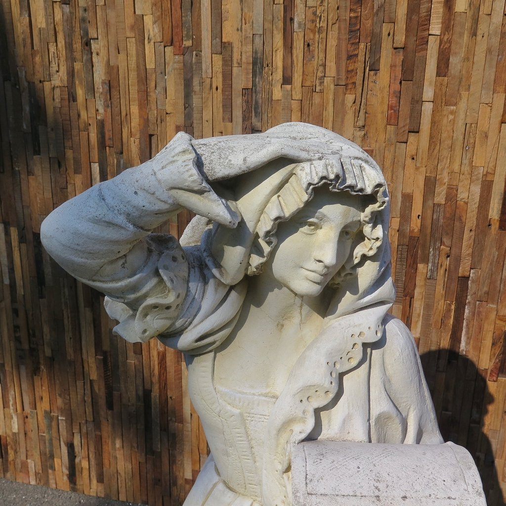 Wasserspeier Beton Frau mit Kästchen 1,42 m