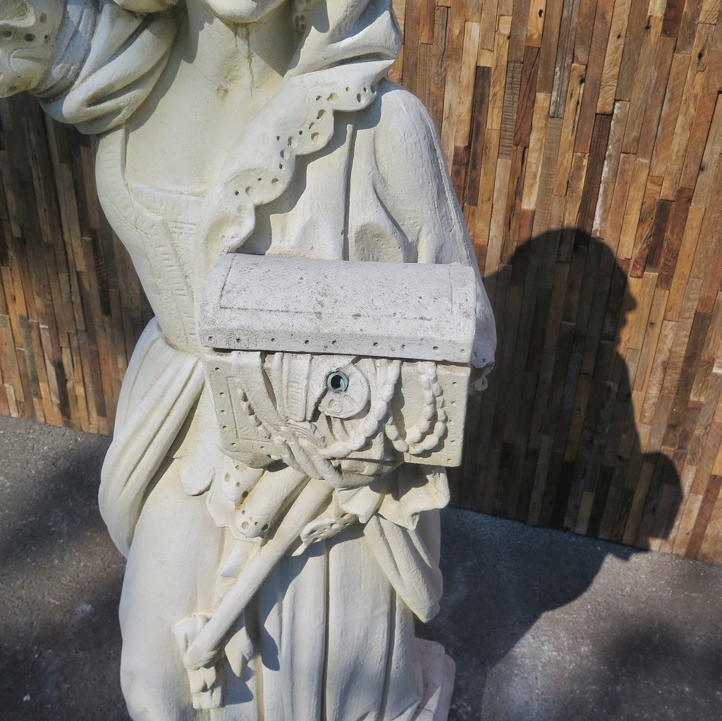 Wasserspeier Beton Frau mit Kästchen 1,42 m