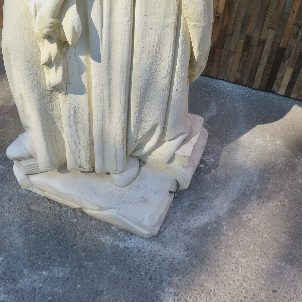 Wasserspeier Beton Frau mit Kästchen 1,42 m