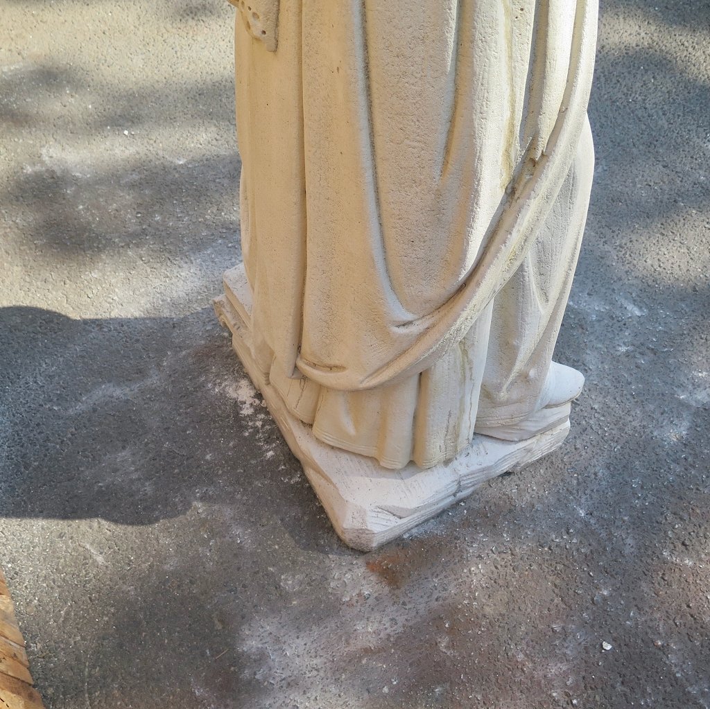 Wasserspeier Beton Frau mit Kästchen 1,42 m