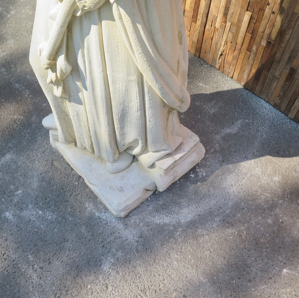 Wasserspeier Beton Frau mit Kästchen 1,42 m