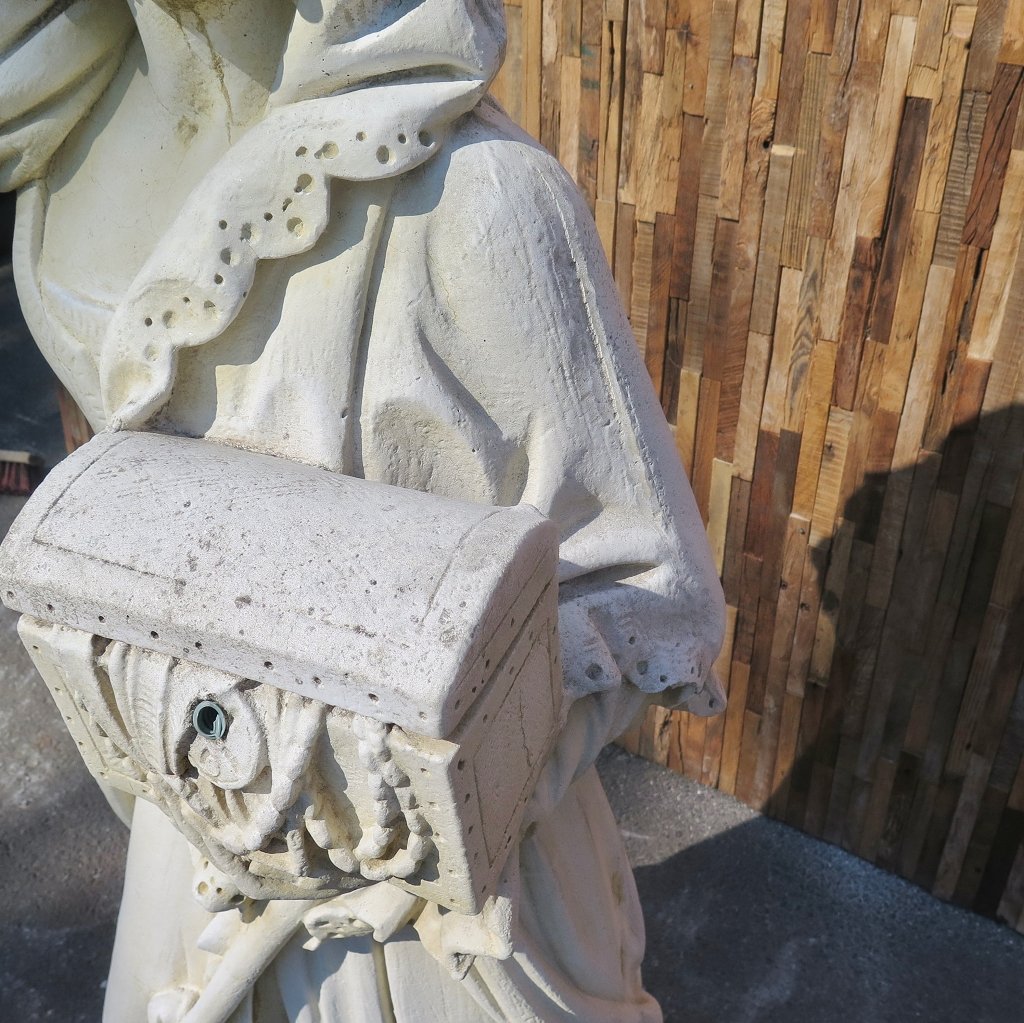 Wasserspeier Beton Frau mit Kästchen 1,42 m