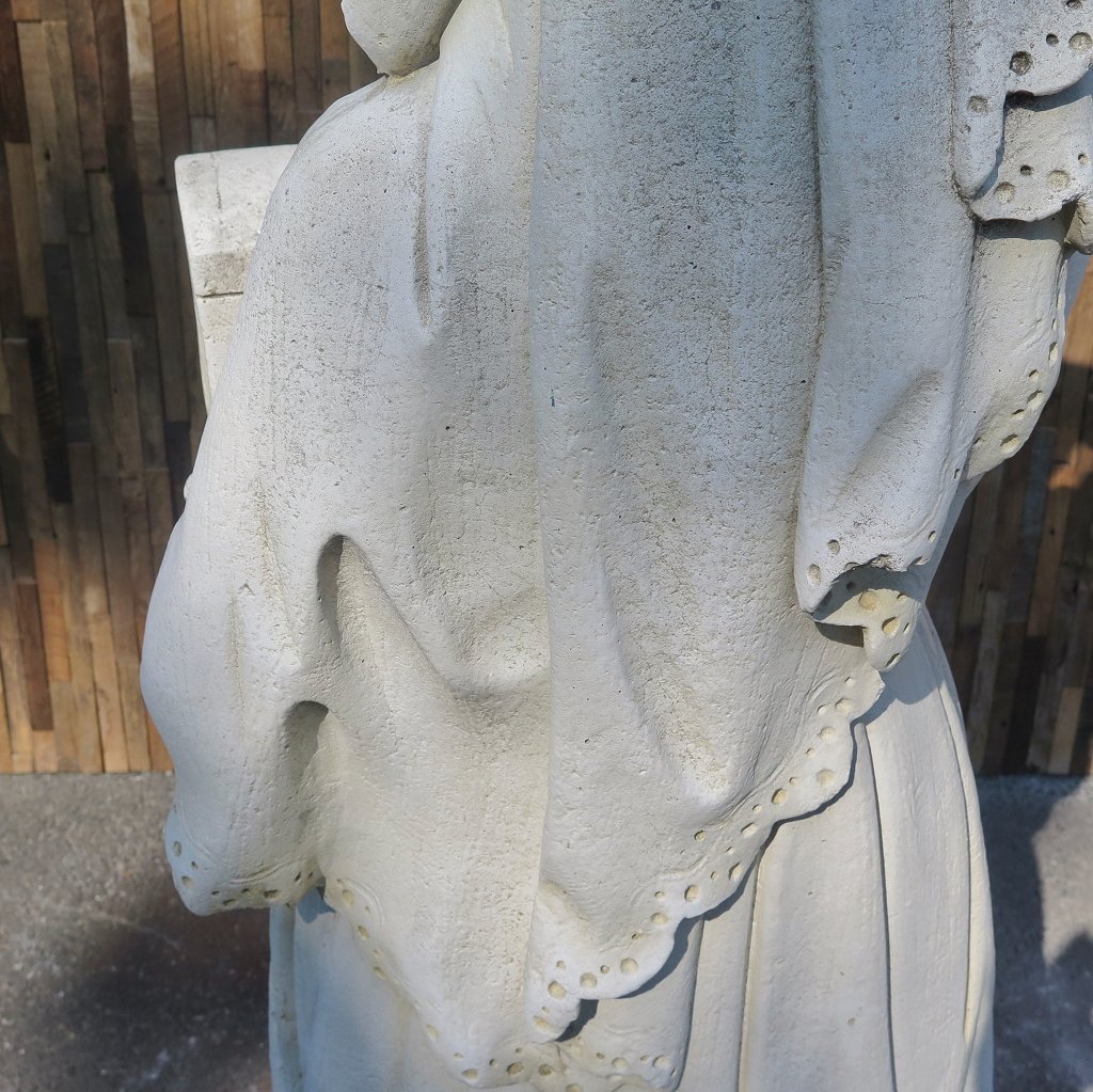 Wasserspeier Beton Frau mit Kästchen 1,42 m
