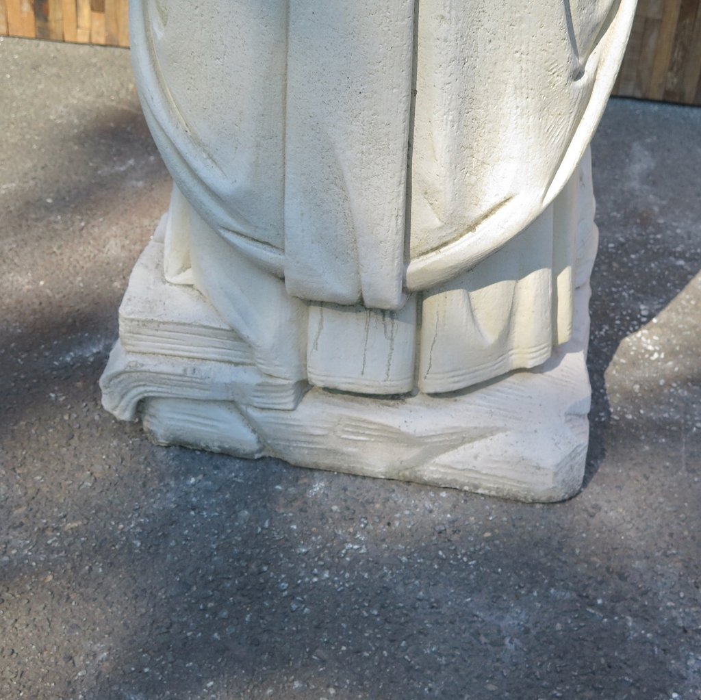 Wasserspeier Beton Frau mit Kästchen 1,42 m