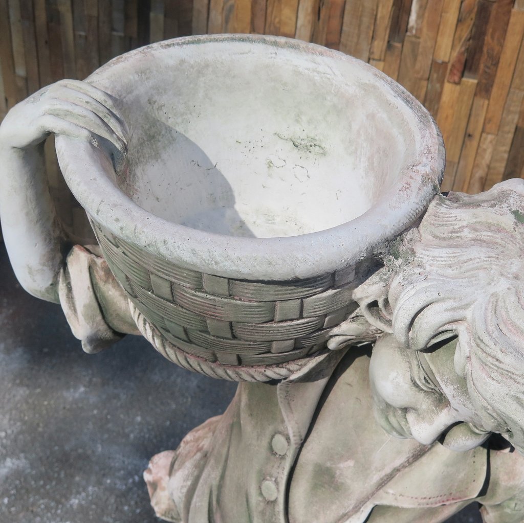 Wasserspeier Beton Junge mit Korb 1,10 m