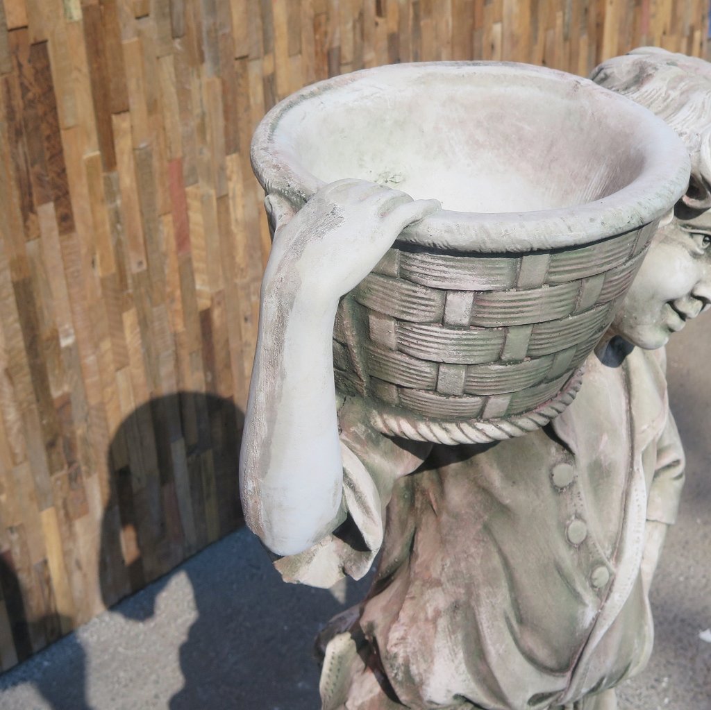 Wasserspeier Beton Junge mit Korb 1,10 m