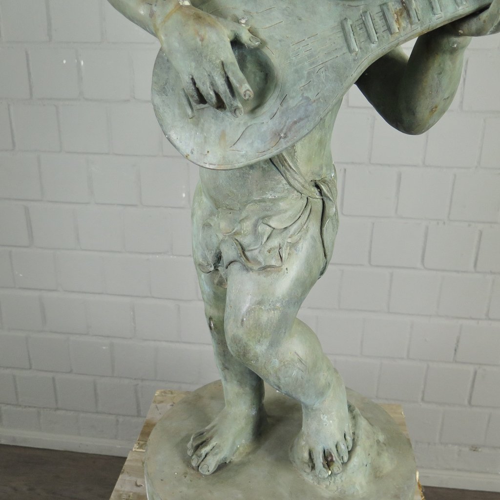 Skulptur Dekoration Putte mit Laute Bronze 0,84 m